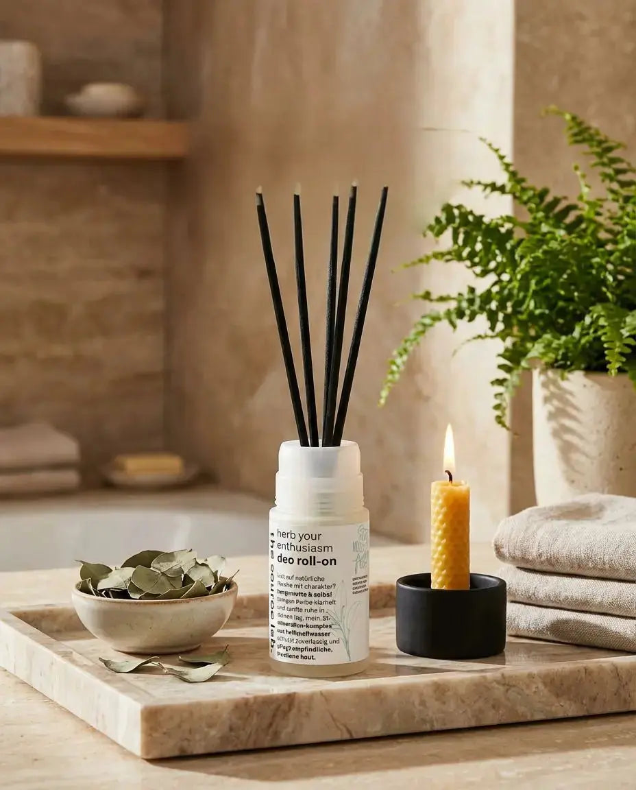 Deo Roll-on Herb Your Enthusiasm von THE SOURCE LAB mit Bergamotte und Salbei, 50 ml, inklusive Raumduft-Set, Frische & Schutz.