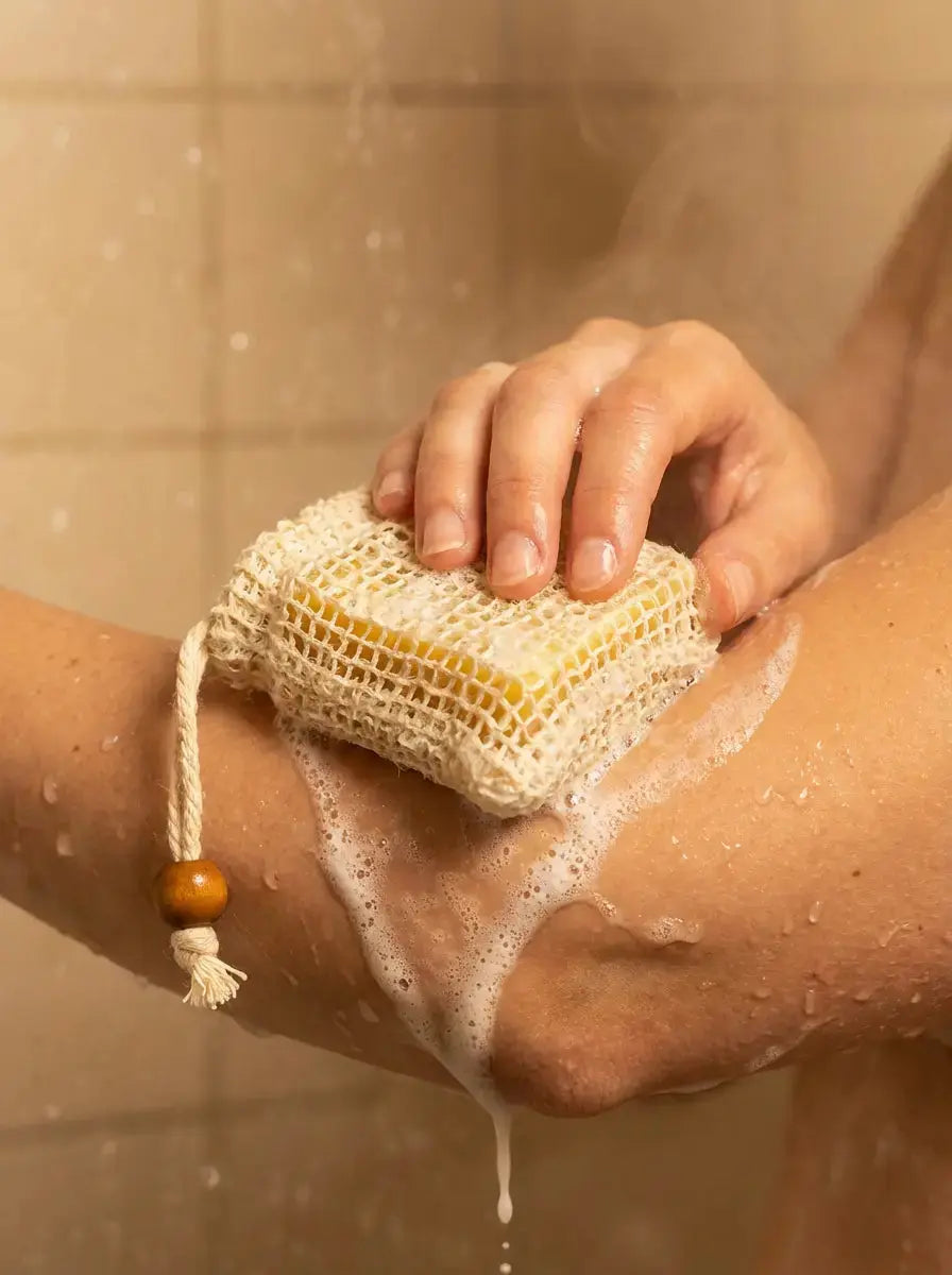 Sanfte 2-in-1-Ganzkörperseife von THE SOURCE LAB mit Peelingbeutel, Reinigung und Pflege in einem Schritt, 100 g