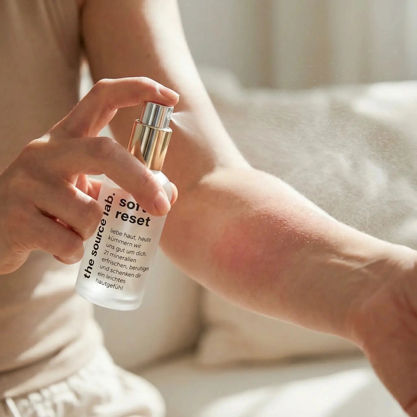 Sanftes Hautspray von THE SOURCE LAB, hochmineralisch, für intensive Feuchtigkeit und Schutz der Hautbarriere, 50ml.