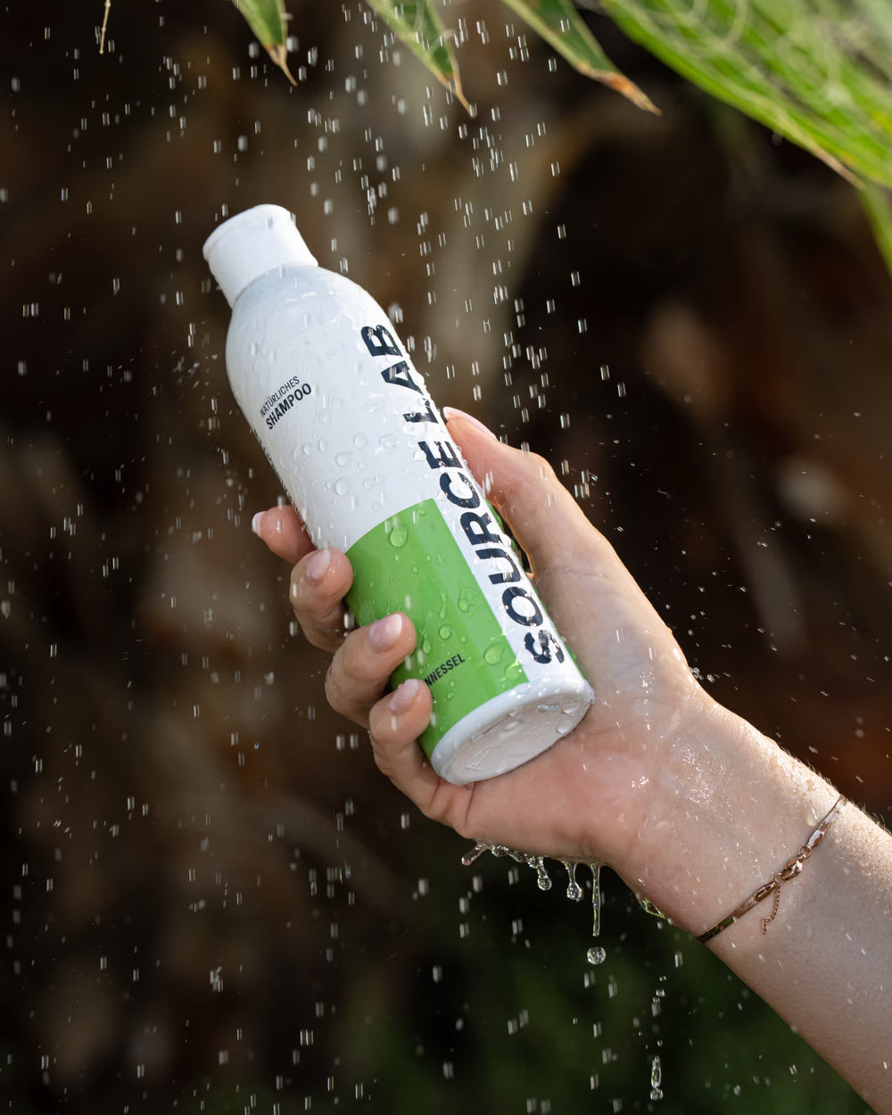 Naturbelassenes Brennnessel-Shampoo von SOURCE LAB für sanfte Reinigung von Haaren und Kopfhaut, frischer Ansatz und sensible Haut
