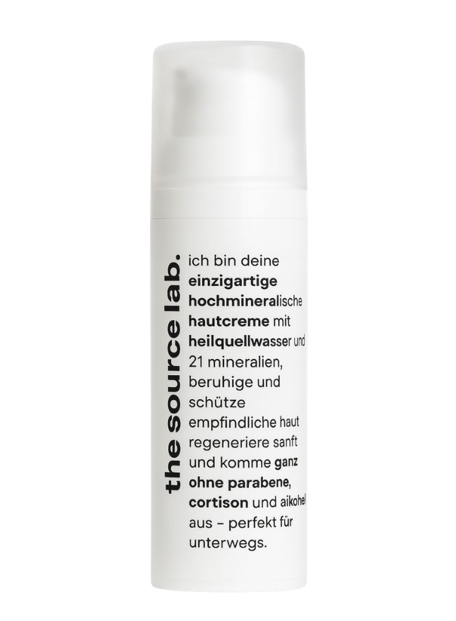 Sanfte Feuchtigkeitscreme von THE SOURCE LAB, 15 ml, für trockene und empfindliche Haut unterwegs, in minimalistischer Verpackung.