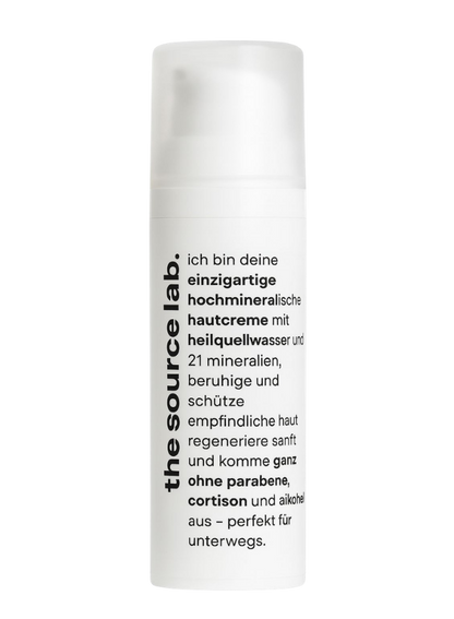 Sanfte Feuchtigkeitscreme von THE SOURCE LAB, 15 ml, für trockene und empfindliche Haut unterwegs, in minimalistischer Verpackung.