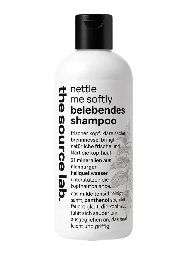 Belebendes Shampoo Nettle Me Softly von THE SOURCE LAB für sensible Kopfhaut und leichtes Haar, 250 ml, Flasche mit grünem Design
