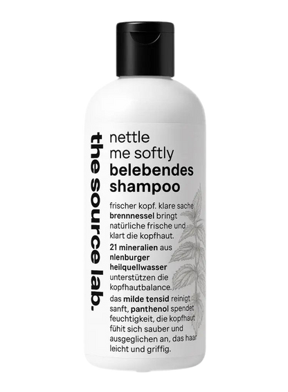 Belebendes Shampoo Nettle Me Softly von THE SOURCE LAB für sensible Kopfhaut und leichtes Haar, 250 ml, Flasche mit grünem Design