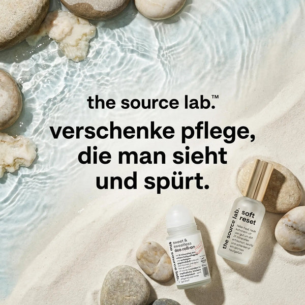 Quadratischer Gutschein von THE SOURCE LAB mit stilvollem Design für Wohlfühl-Geschenke, ideal für Entspannung und Wellness.