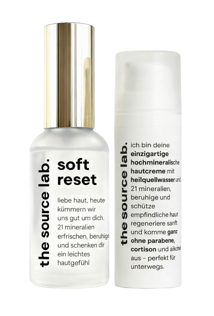 Vorteilspaket von THE SOURCE LAB mit zwei klaren Schritten für sensible, irritierte Haut, inklusive Reinigung und Pflegeprodukte.